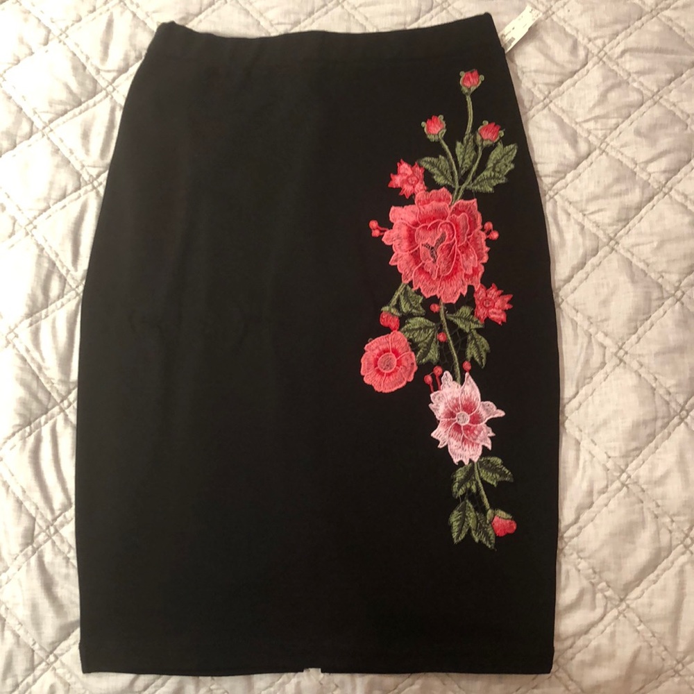 Embroidered Bodycon skirt
